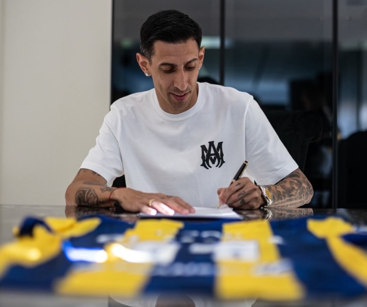 Ángel Di María al firmar su contrato con Rosario Central.