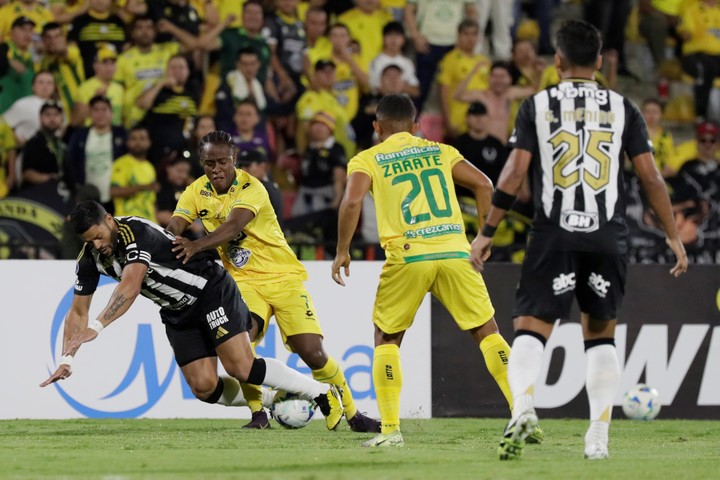 Kevin Londoño contra Hulk (EFE).