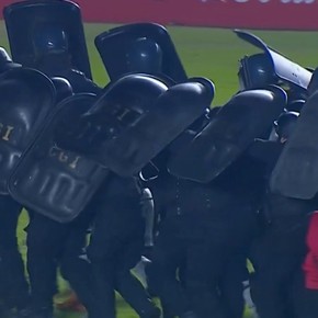 Video: la escandalosa salida de los jugadores de Colón del campo de juego, de a grupos y escoltados por la policía
