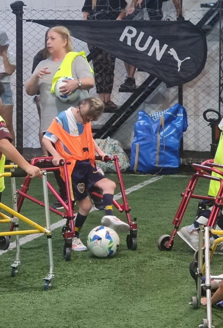 Mateo en acción, jugando en la escuela de fútbol con andadores. (Gentileza Daniel Barbalia)