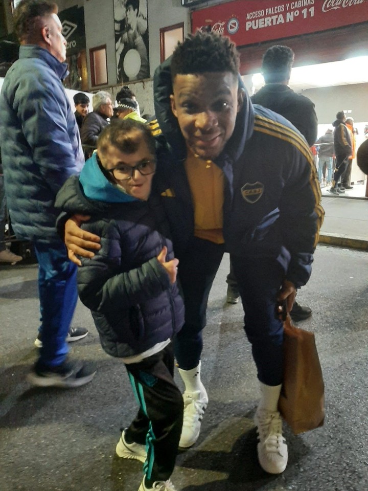 Mateo con Frank Fabra. (Gentileza Daniel Barbalia)