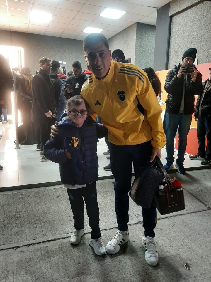 Mateo se acercó a Merentiel y le dijo "Bestia, yo soy bostero. ¿Me regalás tu camiseta?" y la Bestia cumplió. (Gentileza Daniel Barbalia)