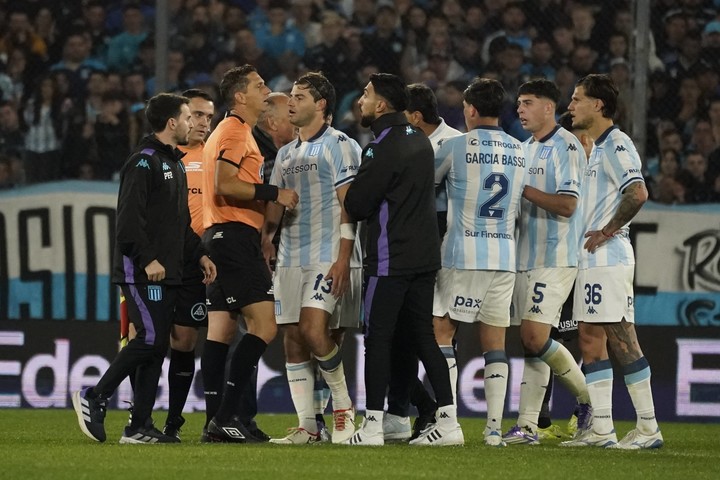 La bronca de Racing en el final (Foto: Fernando de la Orden).