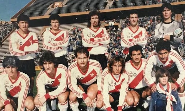 Oldrá (arriba, en el medio) en su paso por River.