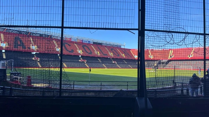 Así quedó la cancha de Colón luego de los graves incidentes.