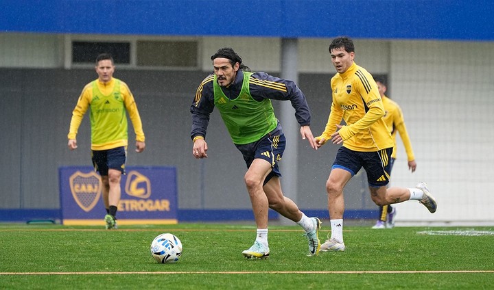 Cavani mejoró del golpe en la cintura que lo dejó afuera del banco vs. el Bicho, se entrenó bien en la semana y está listo para volver (Prensa Boca).