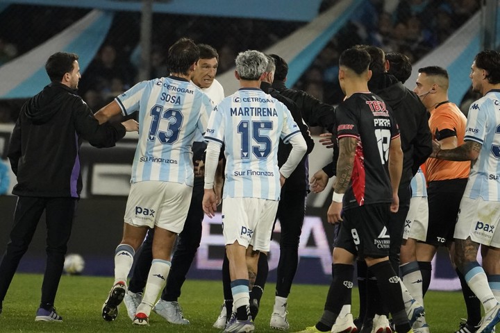 Los jugadores de Racing y Costas contra Lamolina (Fernando De la Orden).