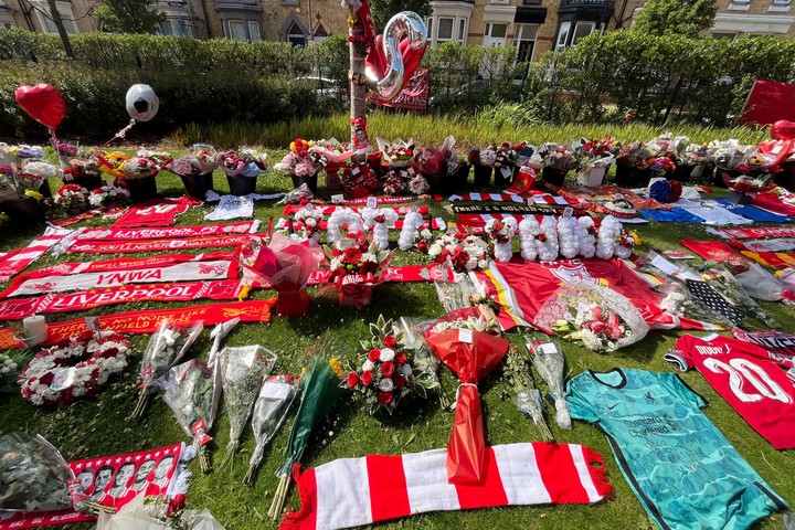 El homenaje para Diogo Jota en Anfield. (EFE/ Miguel Salvatierra)