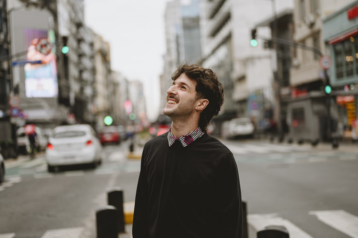 A la conquista de la Avenida Corrientes. Mariano Magnífico y una postal porteña. En Italia, cantó en la calle para vivir. Foto: Pedro Lázaro Fernández