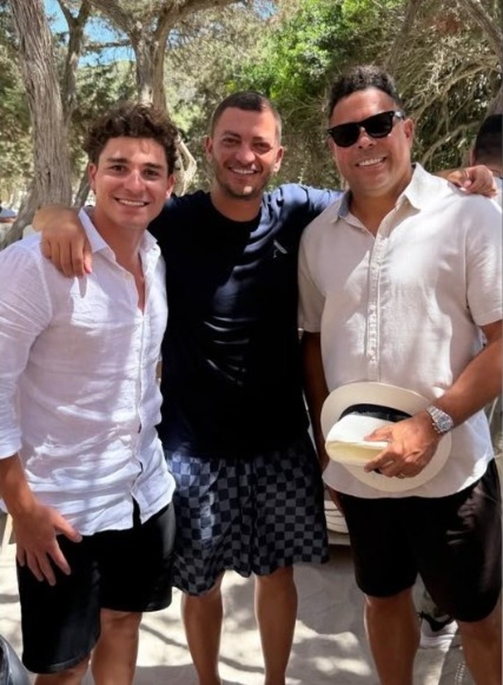 Julián Álvarez junto a Ronaldo Nazario.