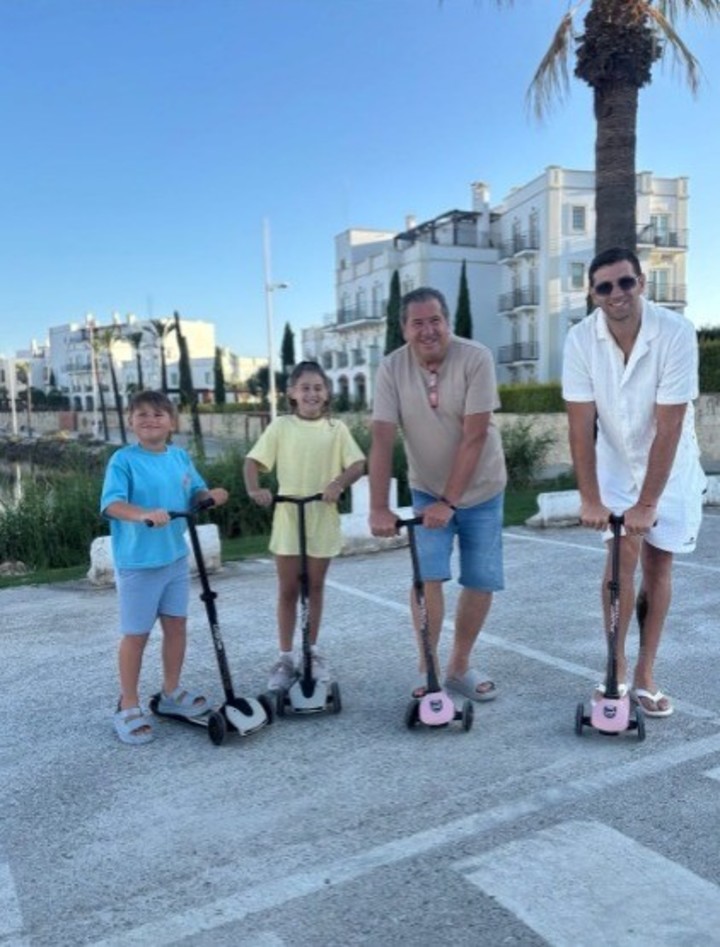 Dibu Martínez, de vacaciones en familia.