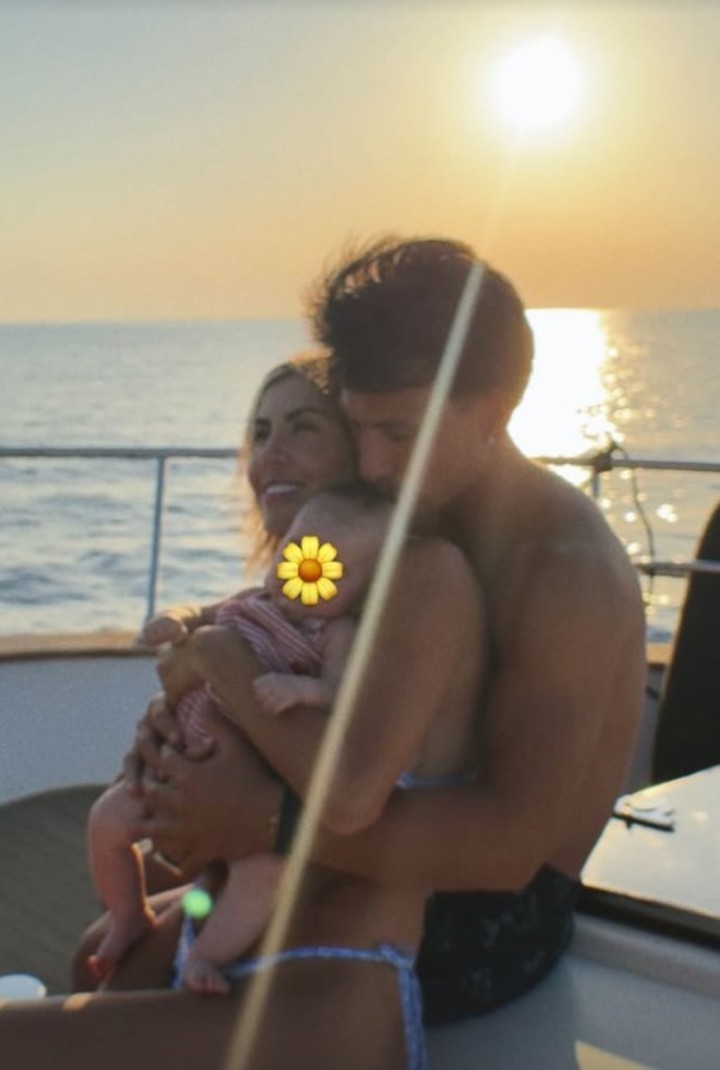 Lisandro Martínez, en un yate junto a su pareja y su hija (Instagram).