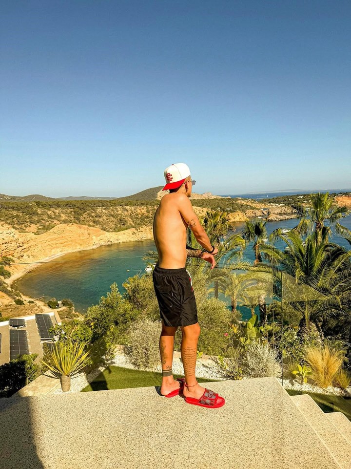 Las vacaciones de Thiago Almada en Ibiza.