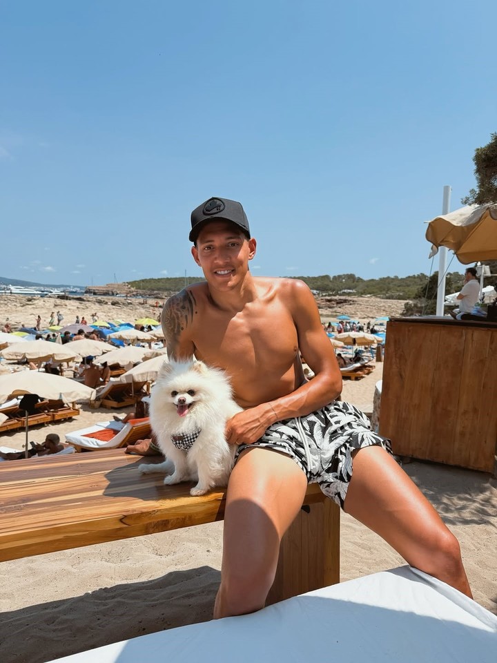 Las vacaciones de Nahuel Molina en Ibiza.