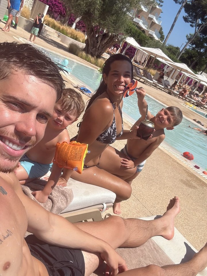 Juan Foyth disfrutó de unos días de descanso y playa junto a su familia.