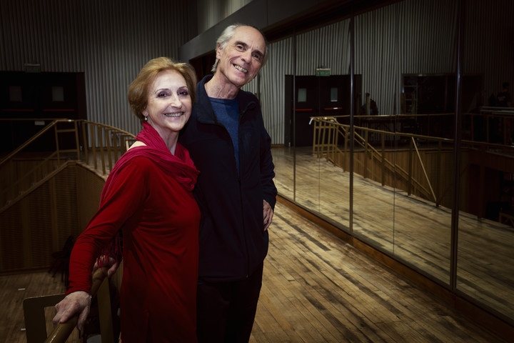 En su ámbito. Los coreógrafos Silvia Bazilis y Raúl Candal, en la sala de ensayo del Teatro Colón. Foto: Mariana Nedelcu