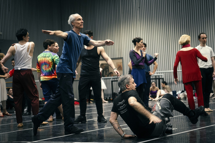 La voz de la experiencia II. Raúl Candal les muestra un movimiento a los bailarines de "Don Quijote". Foto: Mariana Nedelcu