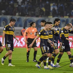 Noche caliente en Santiago: insultos para los jugadores de Boca, exigencia para Russo y el pedido al Consejo