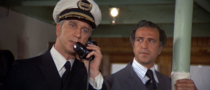 No lo recuerda nadie: Leslie Nielsen era el capitán del barco en "La aventura del Poseidón", de 1972.