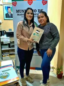 El Municipio de Margarita Belén entregó anteojos recetados a una vecina de Costa Iné