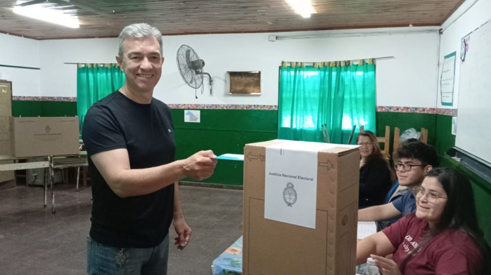 Votó Eduardo Aguilar: «Todo se decide cuando la gente pone la boleta en la urna»