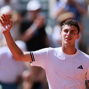 Histórico triunfo de Juan Manuel Cerúndolo en Roland Garros: venció en cinco sets a Sinner, quien sufrió un golpe de calor