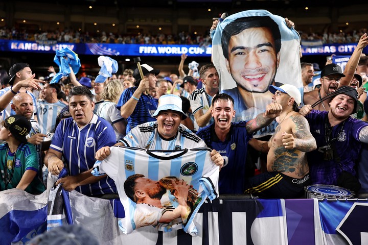 Soccer Football - FIFA World Cup 2026 - Quarter Final - Argentina v Switzerland - Kansas City Stadium, Kansas City, Missouri, U.S. - July 11, 2026
Argentina fans celebrate after the match as Argentina qualify for the semi final of the World Cup REUTERS/Amanda Perobelli