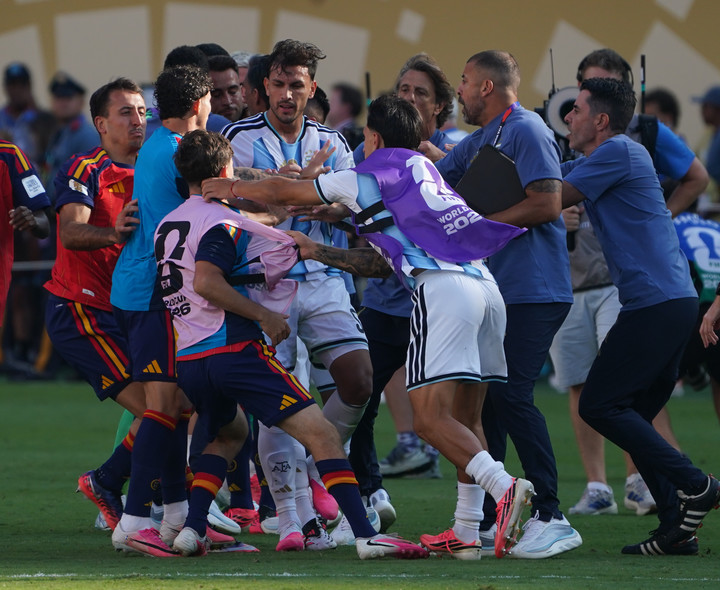 Paredes y Gavi en el final del partido. (Foto Juano Tesone)