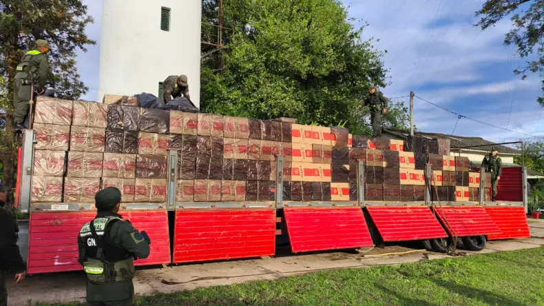 Había declarado trasladar bolsas de almidón, pero descubrieron cigarrillos de contrabando