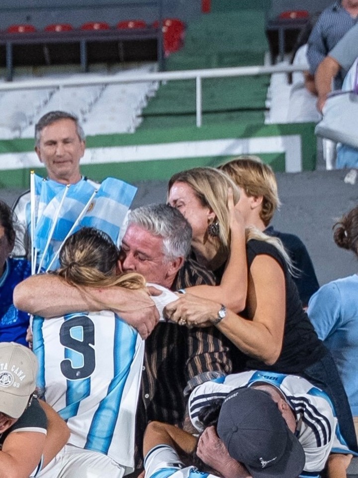 Mercedes junto a su familia. (@dizmercedes)