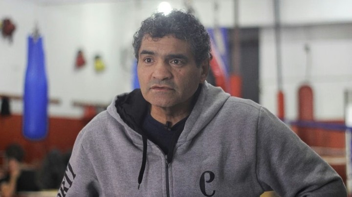 El exboxeador, cerca de la realidad que se vive con las personas más necesitadas. (Foto: Diario Popular)